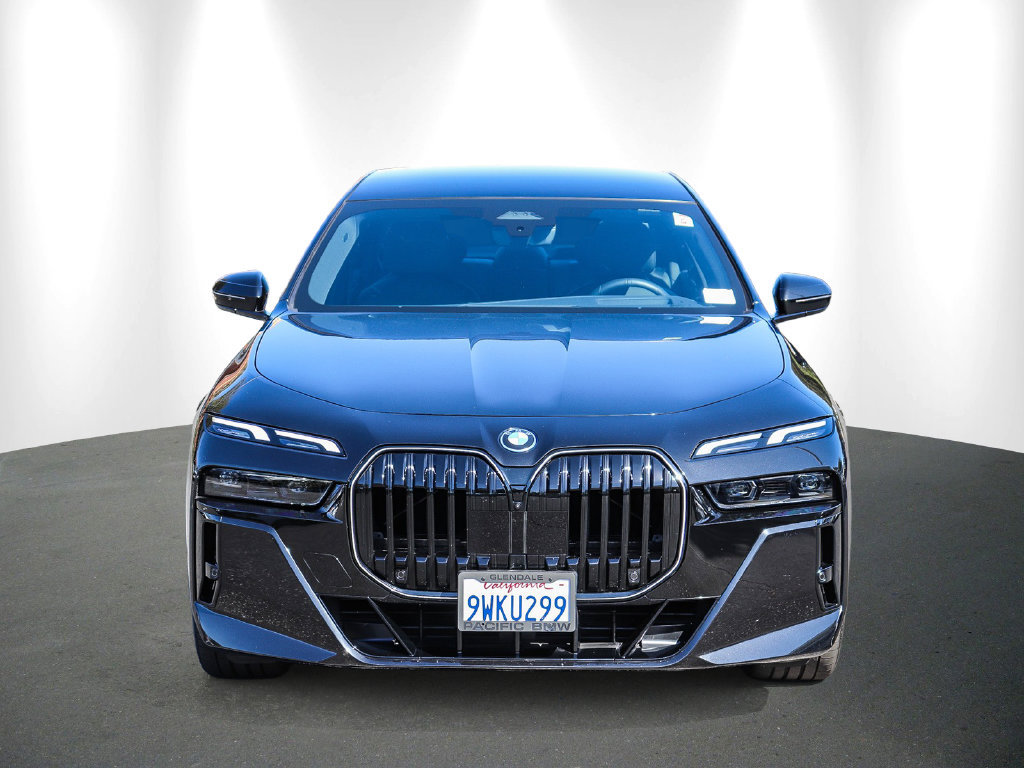 Used 2026 BMW 750e xDrive w/ Premium Package AWD/4WD image 2