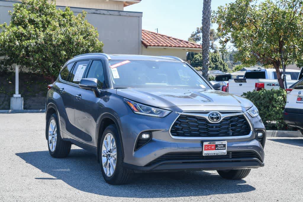Used 2024 Toyota Highlander Limited FWD video 3