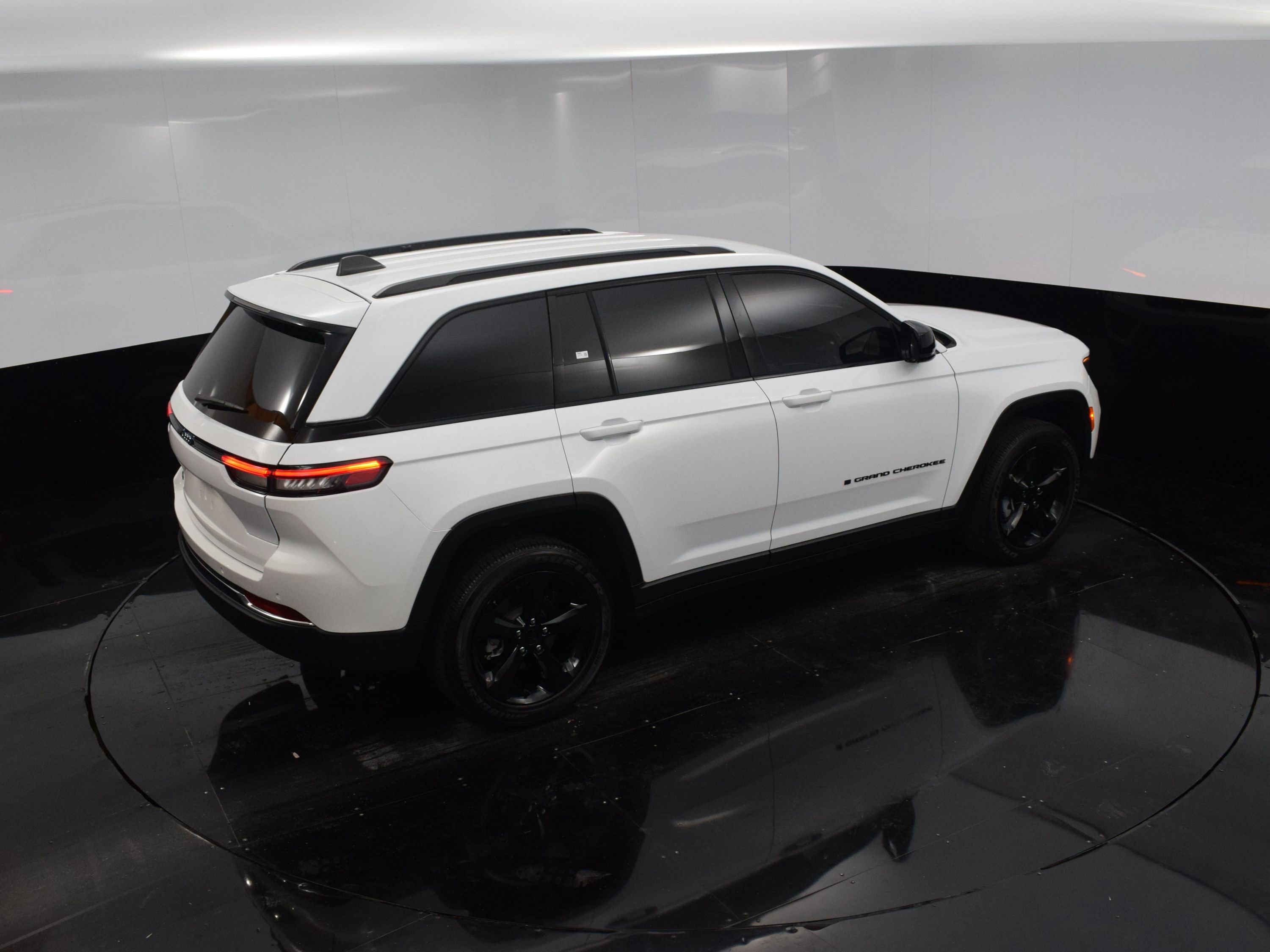 Used 2023 Jeep Grand Cherokee Altitude image 31