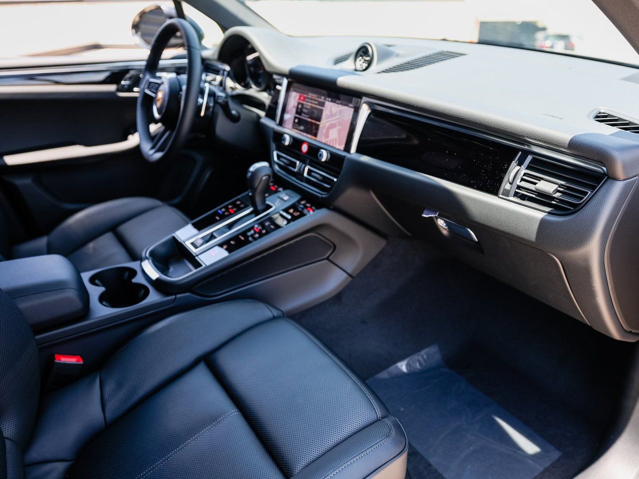 Certified 2025 Porsche Macan image 27