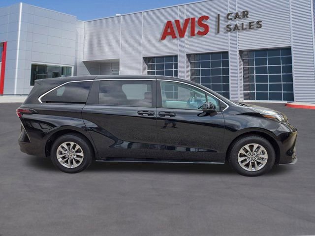 Used 2025 Toyota Sienna LE image 5