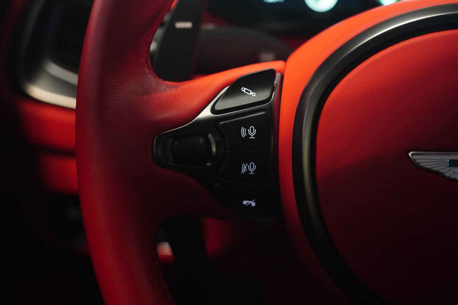 Used 2023 Aston Martin V12 Vantage RWD image 19