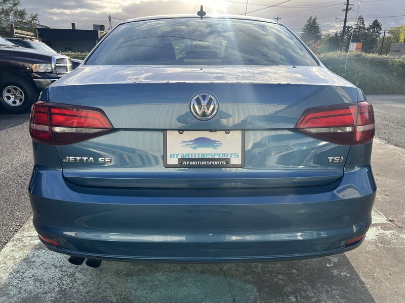 Used 2017 Volkswagen Jetta SE FWD image 4