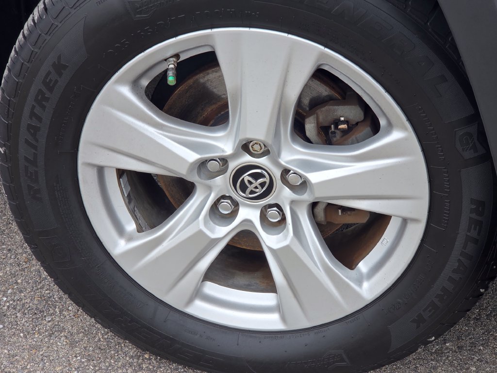 Used 2019 Toyota RAV4 XLE w/ Convenience Package FWD image 18