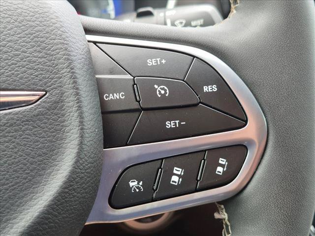 Used 2025 Chrysler Pacifica Select FWD image 5