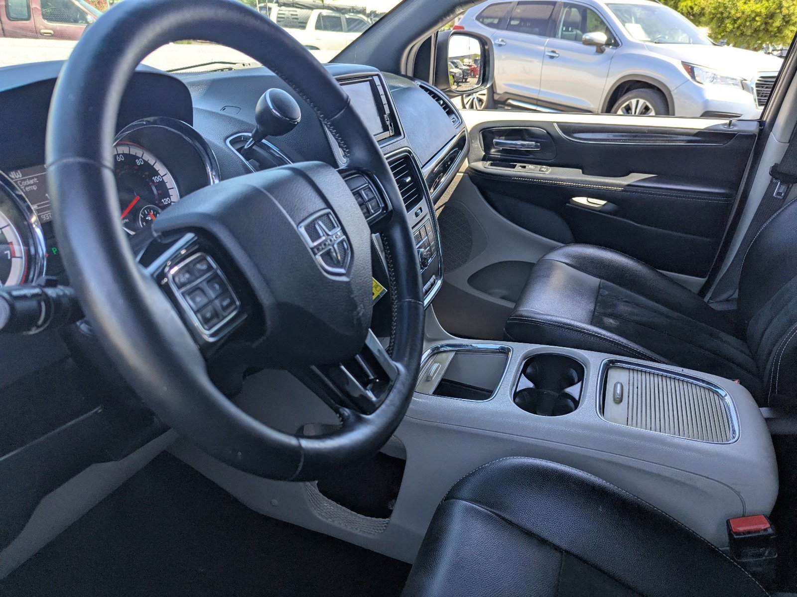 Used 2017 Dodge Grand Caravan SXT w/ Driver Convenience Group FWD image 17
