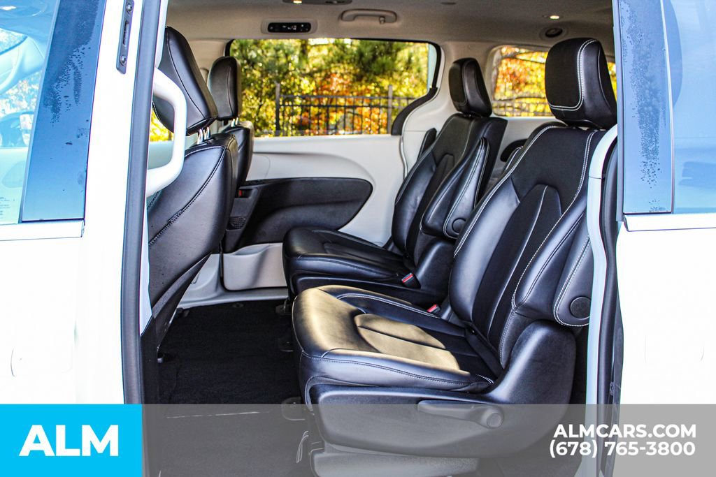 Used 2024 Chrysler Pacifica Select image 18