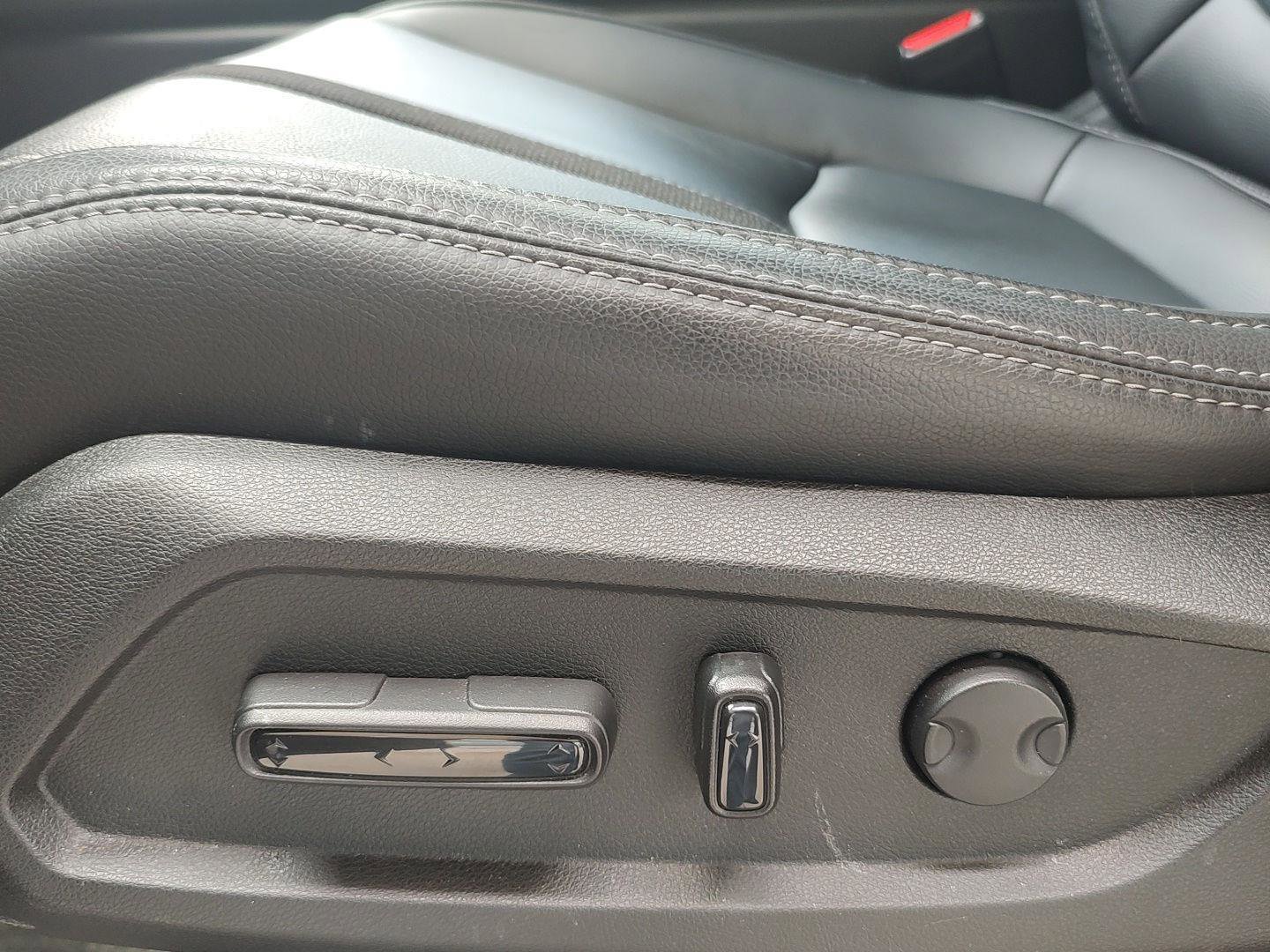 Used 2025 Honda Pilot Touring image 3