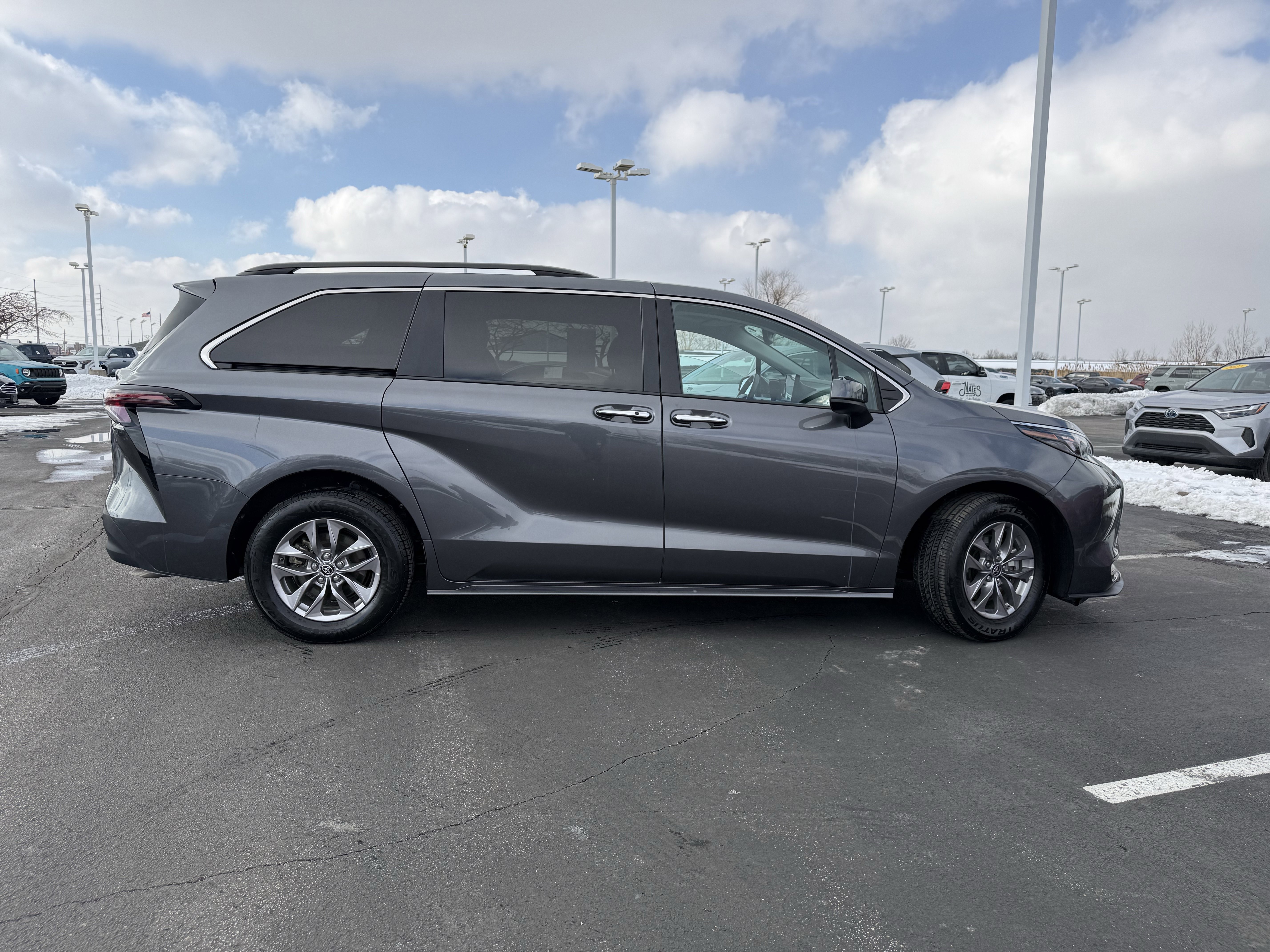 Used 2025 Toyota Sienna XLE image 10