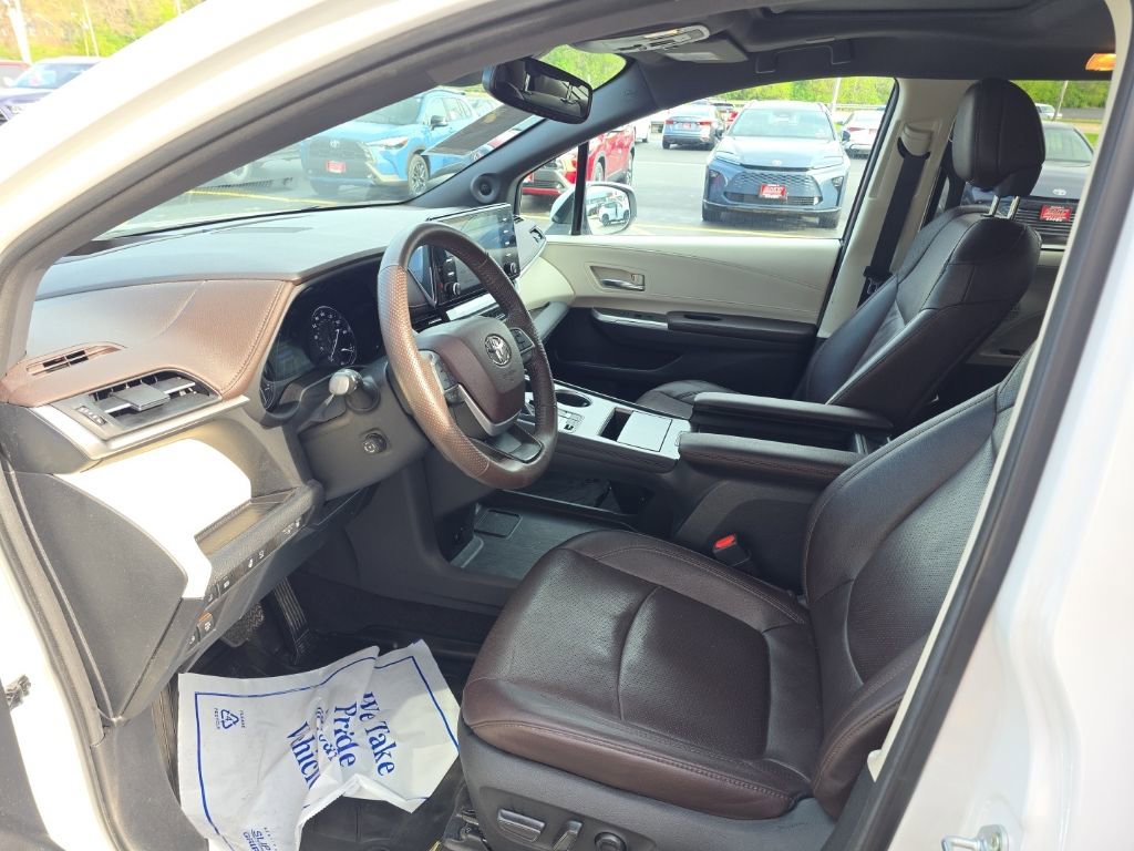 Used 2024 Toyota Sienna Platinum AWD/4WD image 15
