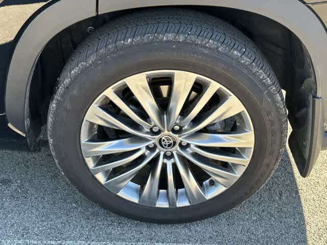 Used 2025 Toyota Highlander Platinum AWD/4WD image 4