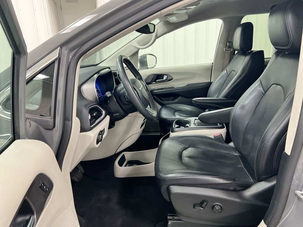 Used 2022 Chrysler Pacifica Touring-L image 19