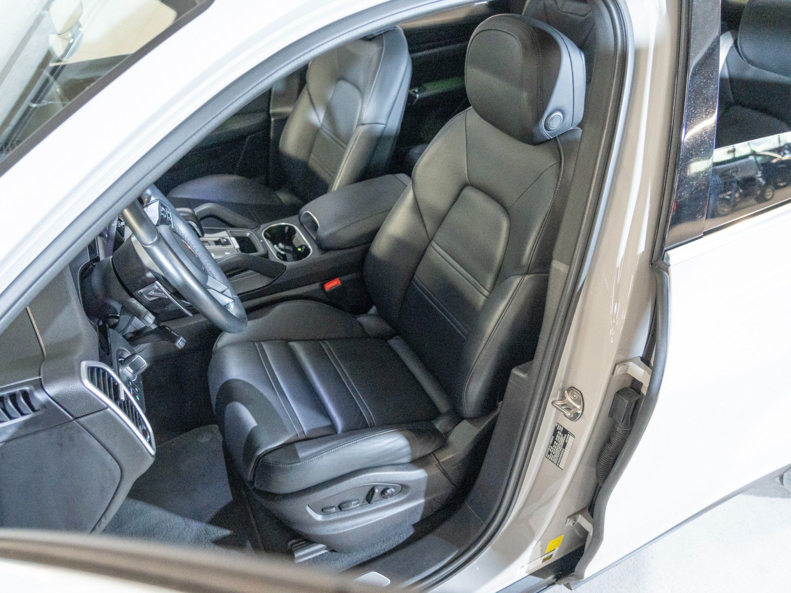 Certified 2023 Porsche Cayenne AWD/4WD image 5