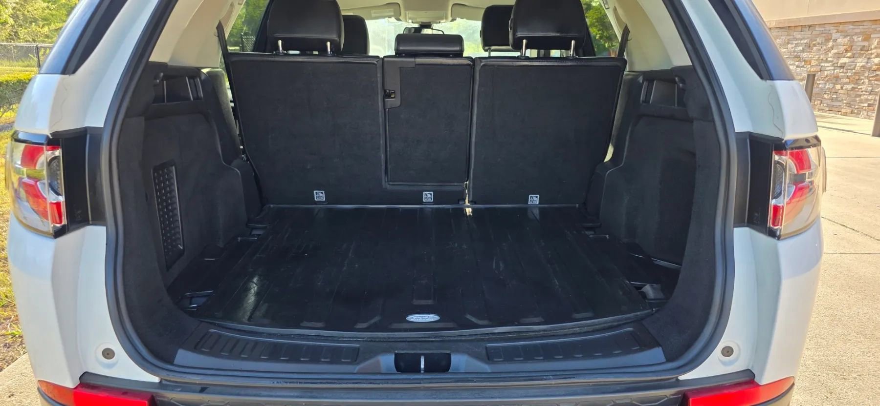 Used 2016 Land Rover Discovery Sport SE image 21