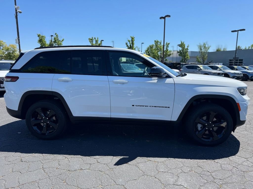 Used 2025 Jeep Grand Cherokee Limited w/ Black Appearance Package AWD/4WD image 10