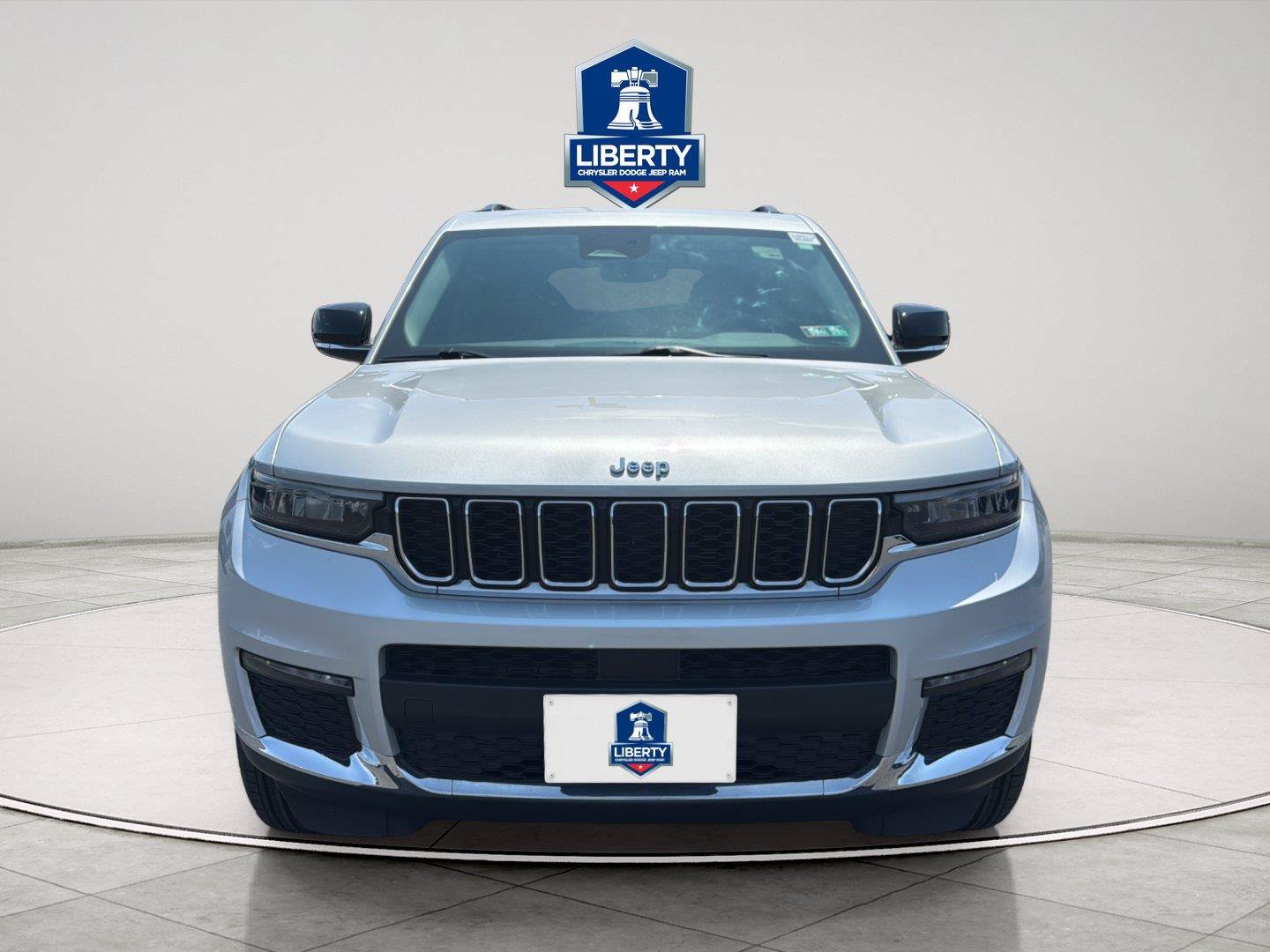 Used 2023 Jeep Grand Cherokee L Limited AWD/4WD image 2