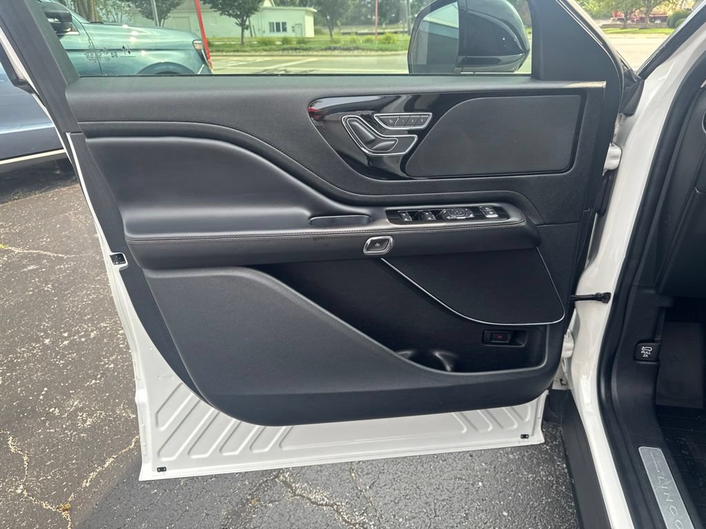 Used 2023 Lincoln Aviator AWD w/ Premium Package image 17