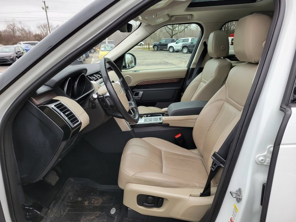 Used 2017 Land Rover Discovery HSE AWD/4WD image 14