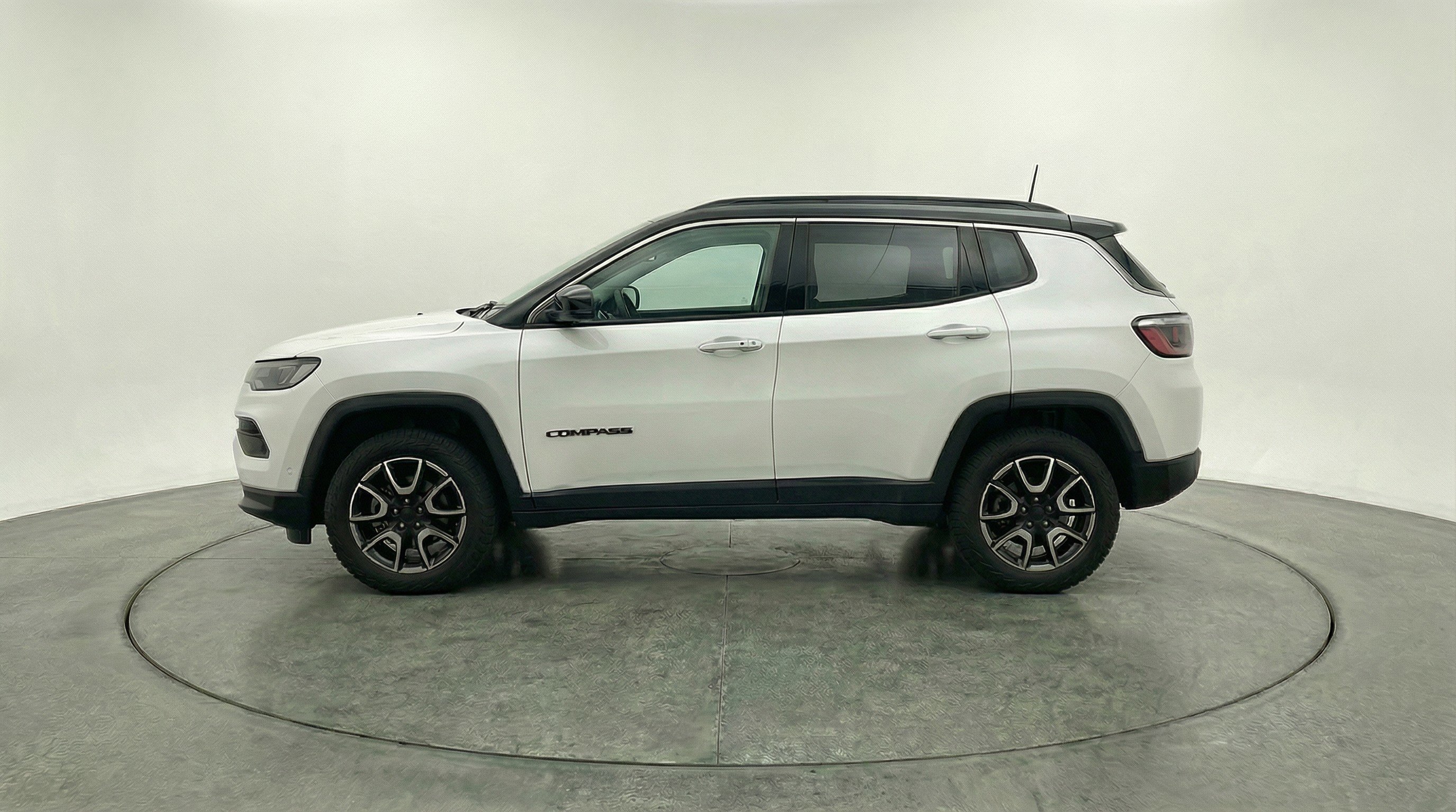 Used 2025 Jeep Compass Trailhawk AWD/4WD image 5