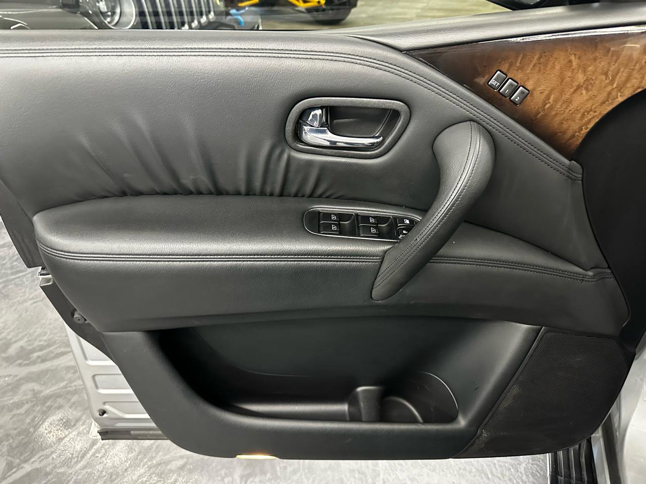 Used 2011 INFINITI QX56 4WD w/ Deluxe Touring Pkg image 9