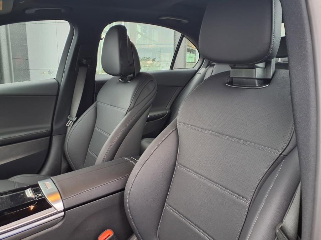 New 2025 Mercedes-Benz C 300 4MATIC Sedan image 13