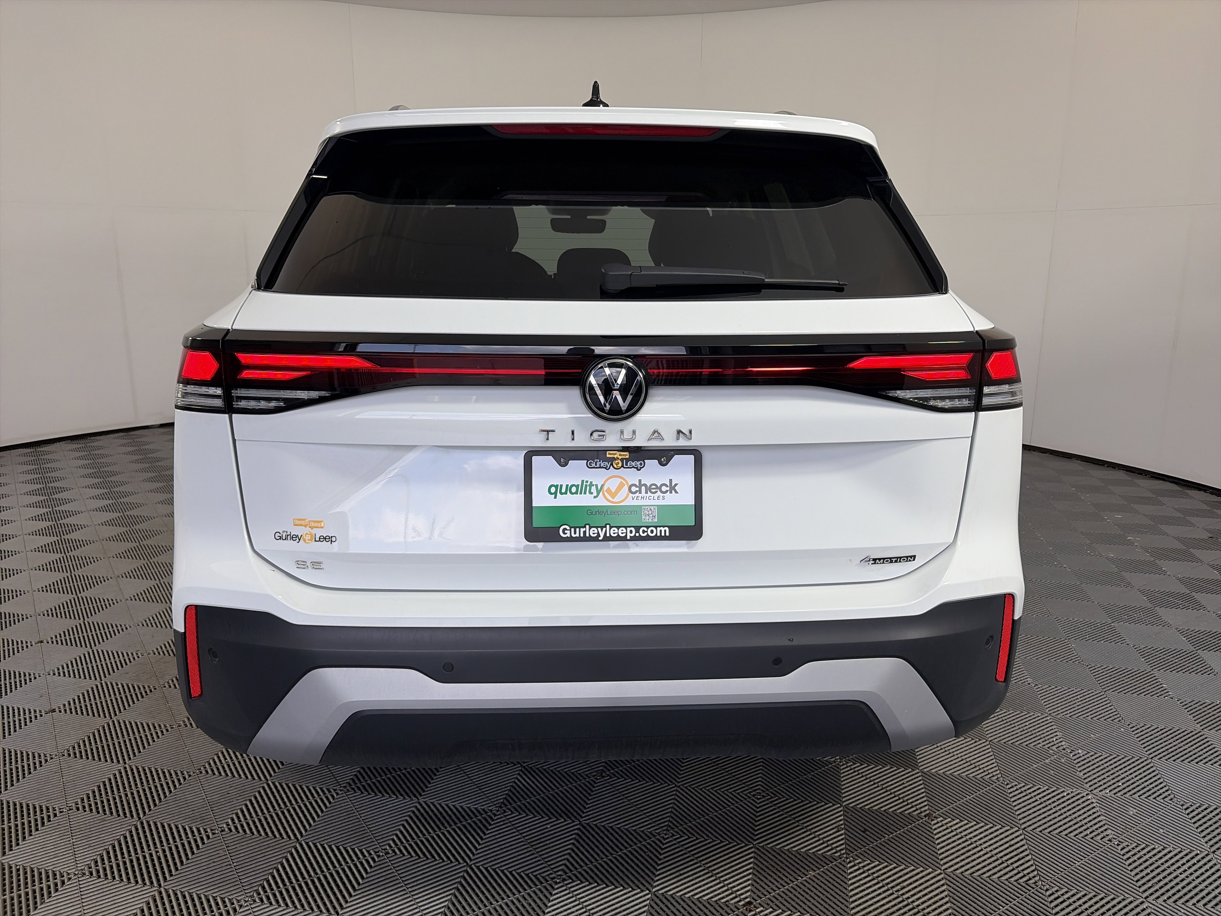 Used 2025 Volkswagen Tiguan SE AWD/4WD image 9