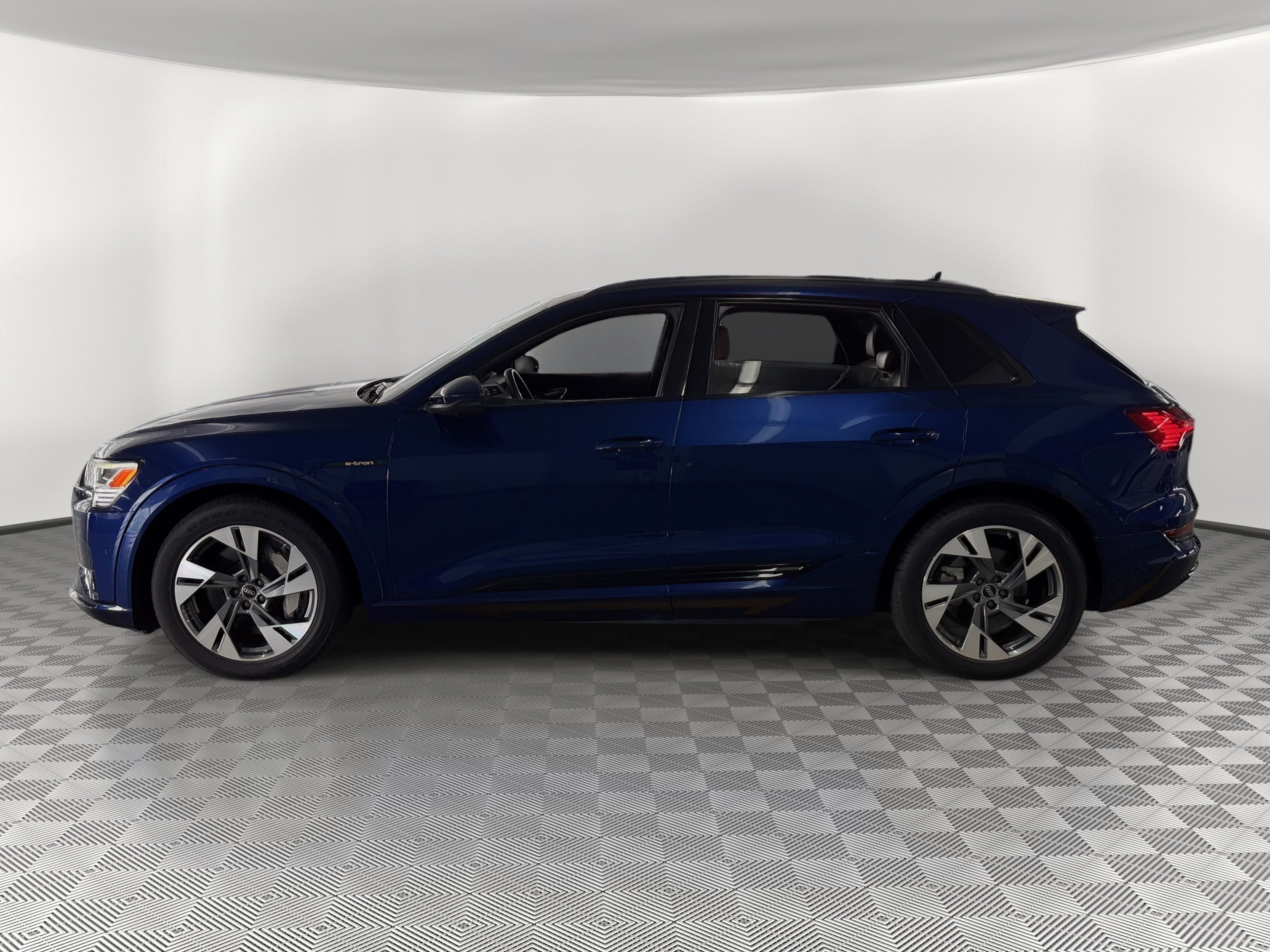 Used 2022 Audi e-tron Premium w/ Convenience Plus Package AWD/4WD image 2