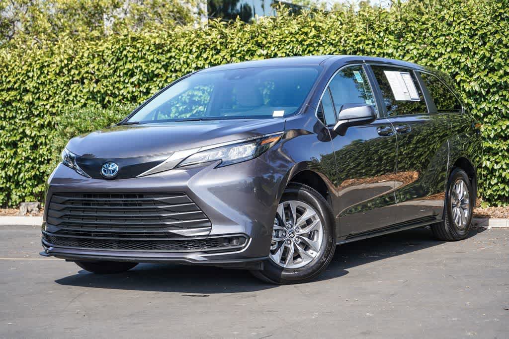 Used 2025 Toyota Sienna LE FWD image 1