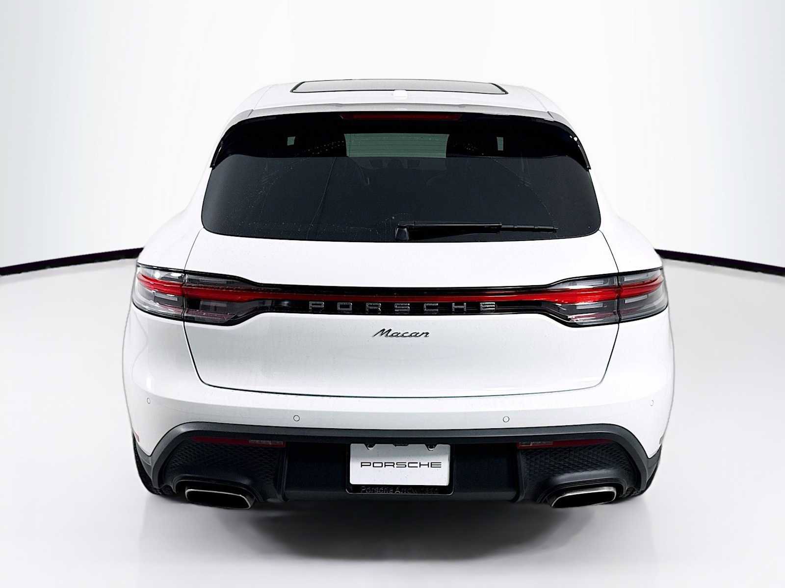 Certified 2025 Porsche Macan AWD/4WD image 10