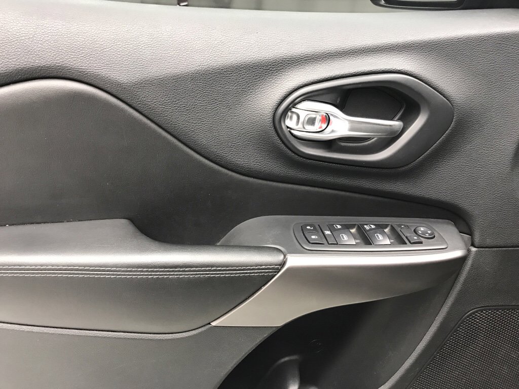 Used 2019 Jeep Cherokee Latitude w/ Cold Weather Group image 8