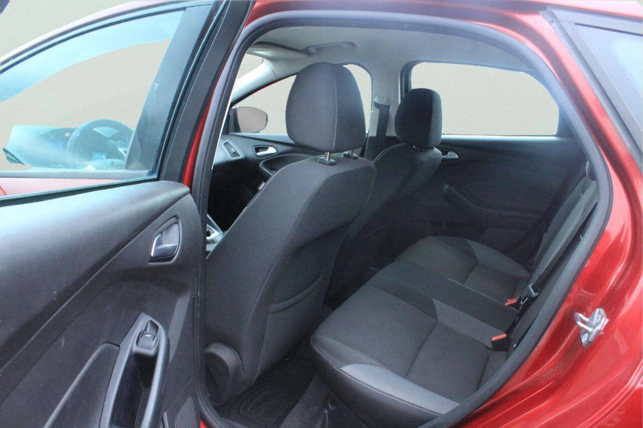 Used 2013 Ford Focus SE w/ SE Winter Pkg image 6