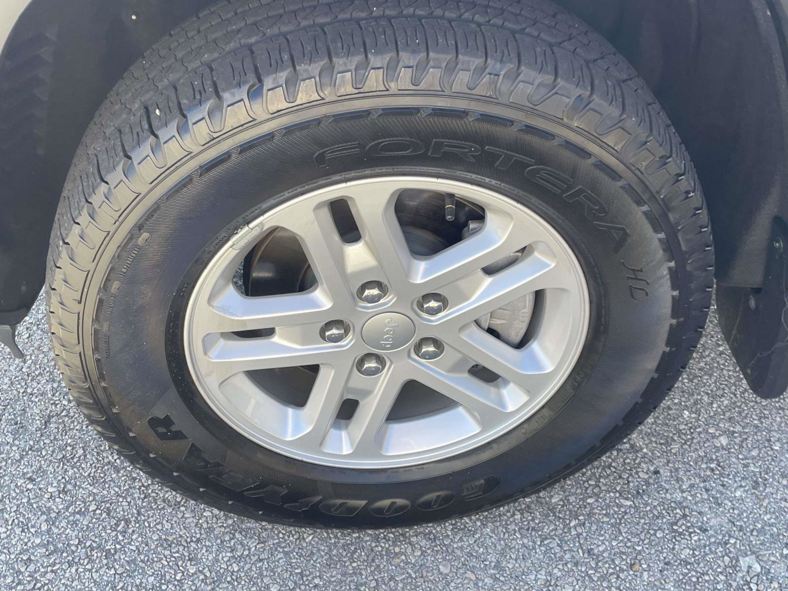 Used 2024 Jeep Grand Cherokee Laredo w/ MOPAR Finishing Package image 27