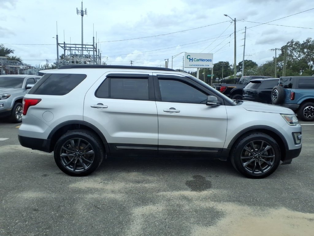 Used 2017 Ford Explorer XLT w/ Equipment Group 202A AWD/4WD image 8