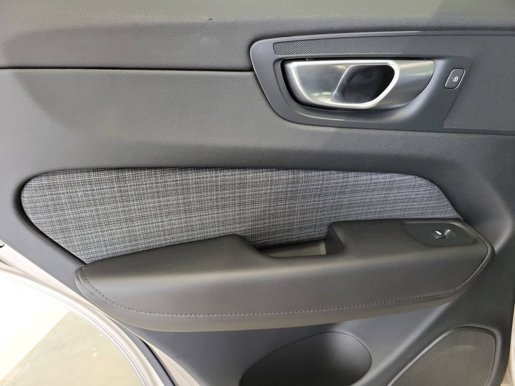 Used 2024 Volvo XC60 B5 Core AWD/4WD image 16