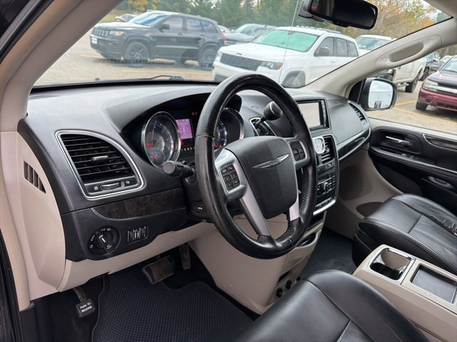 Used 2012 Chrysler Town & Country Touring-L w/ Driver Convenience Group image 13