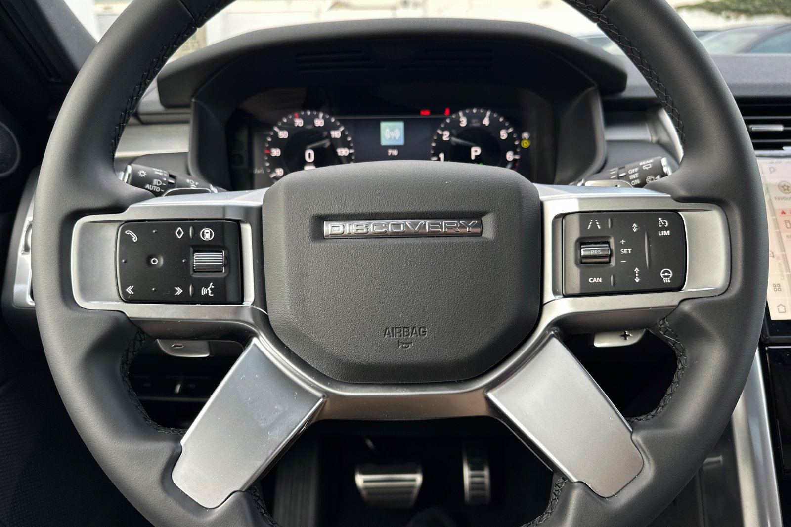 New 2025 Land Rover Discovery Dynamic SE AWD/4WD image 23