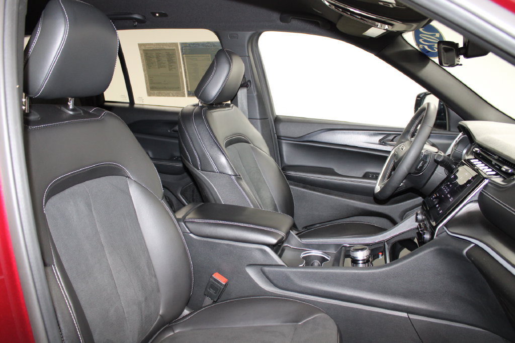 Used 2025 Jeep Grand Cherokee Altitude AWD/4WD image 22
