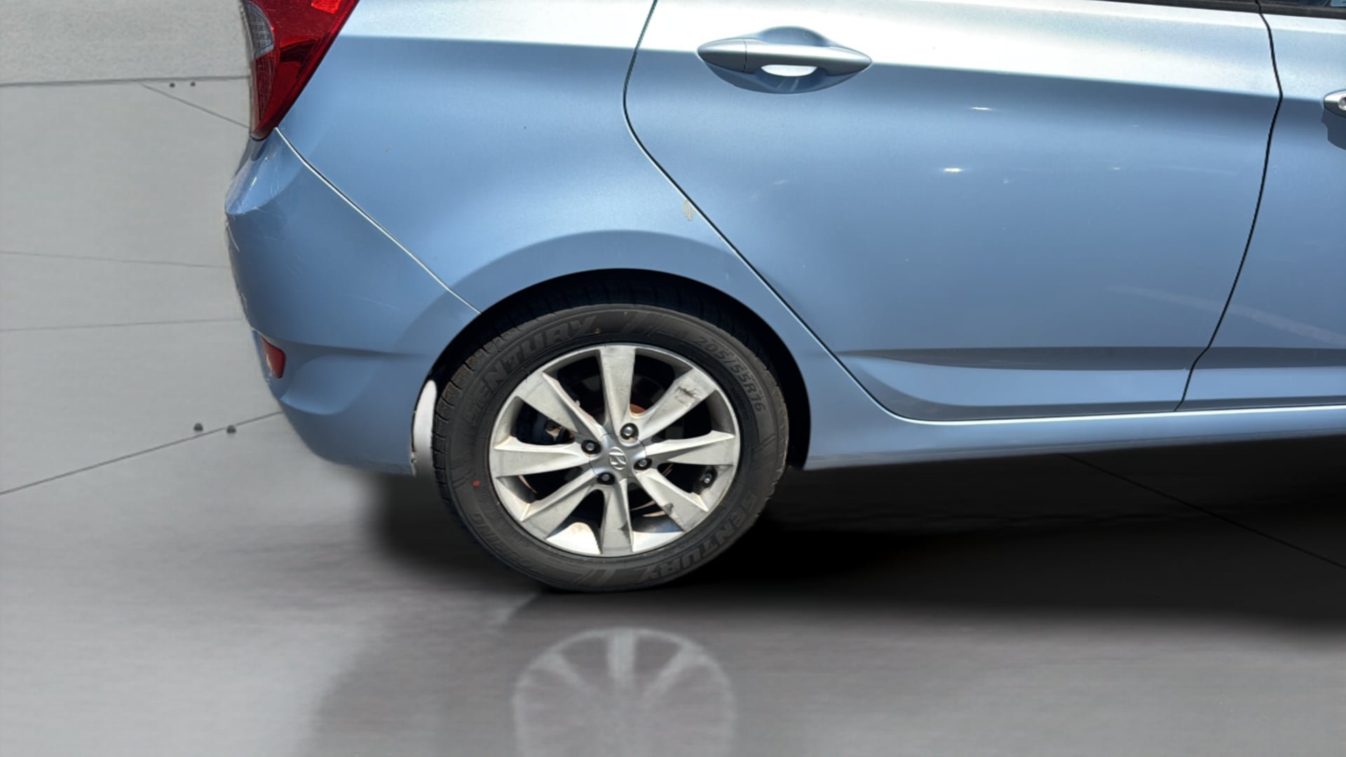 Used 2013 Hyundai Accent SE FWD image 34