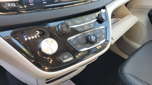 Certified 2024 Chrysler Pacifica Touring-L image 17