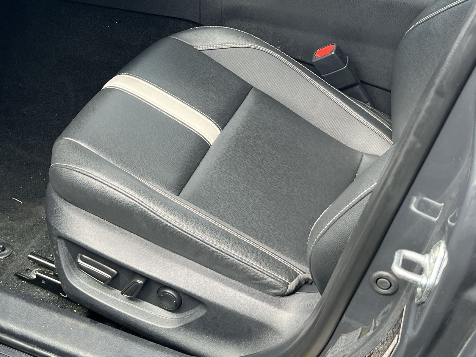 Used 2025 Toyota Camry SE FWD image 11