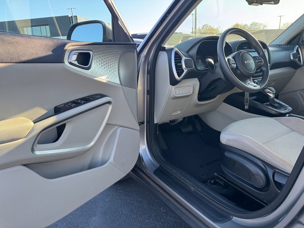 Used 2023 Kia Soul LX image 13