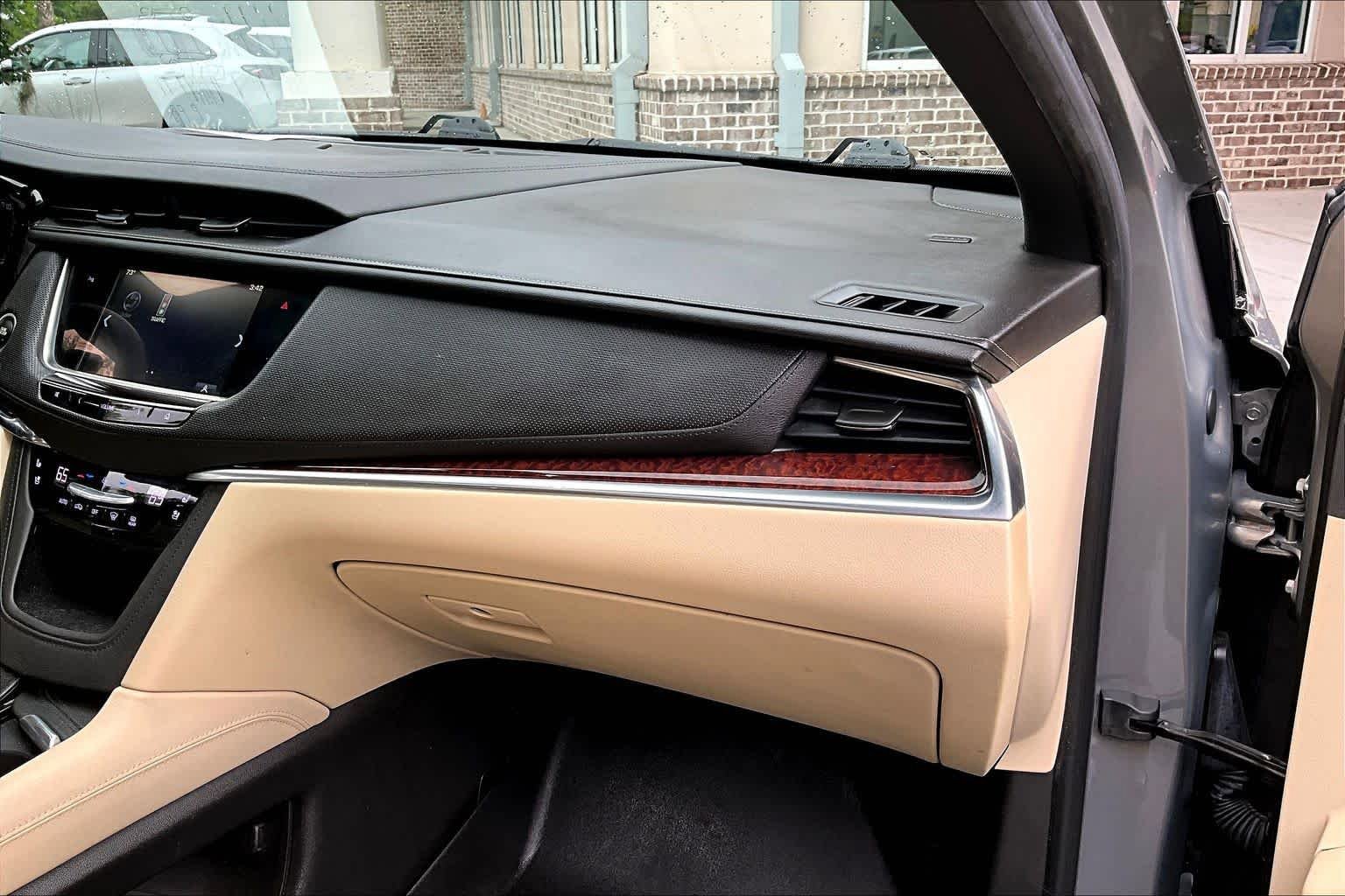 Used 2017 Cadillac XT5 Premium Luxury w/ LPO, Wheel Lock Package FWD image 19