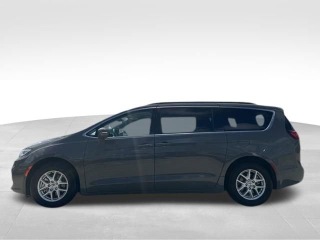 Used 2022 Chrysler Pacifica Touring-L w/ Uconnect Theater Family Group image 6