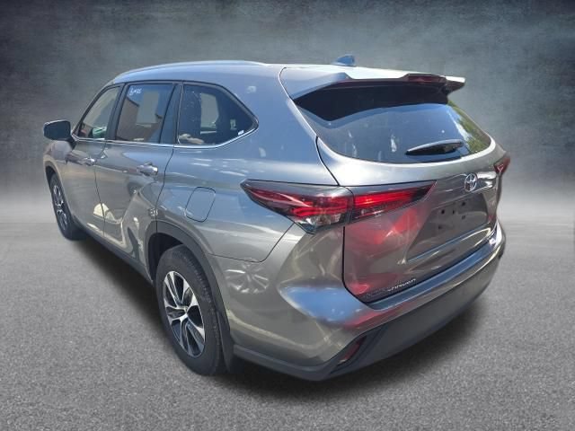Used 2025 Toyota Highlander XLE AWD/4WD image 3
