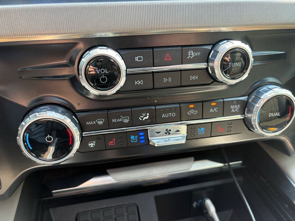 Used 2025 Ford F350 Platinum w/ Platinum Plus Package AWD/4WD image 29