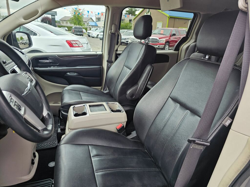 Used 2016 Chrysler Town & Country Touring image 27