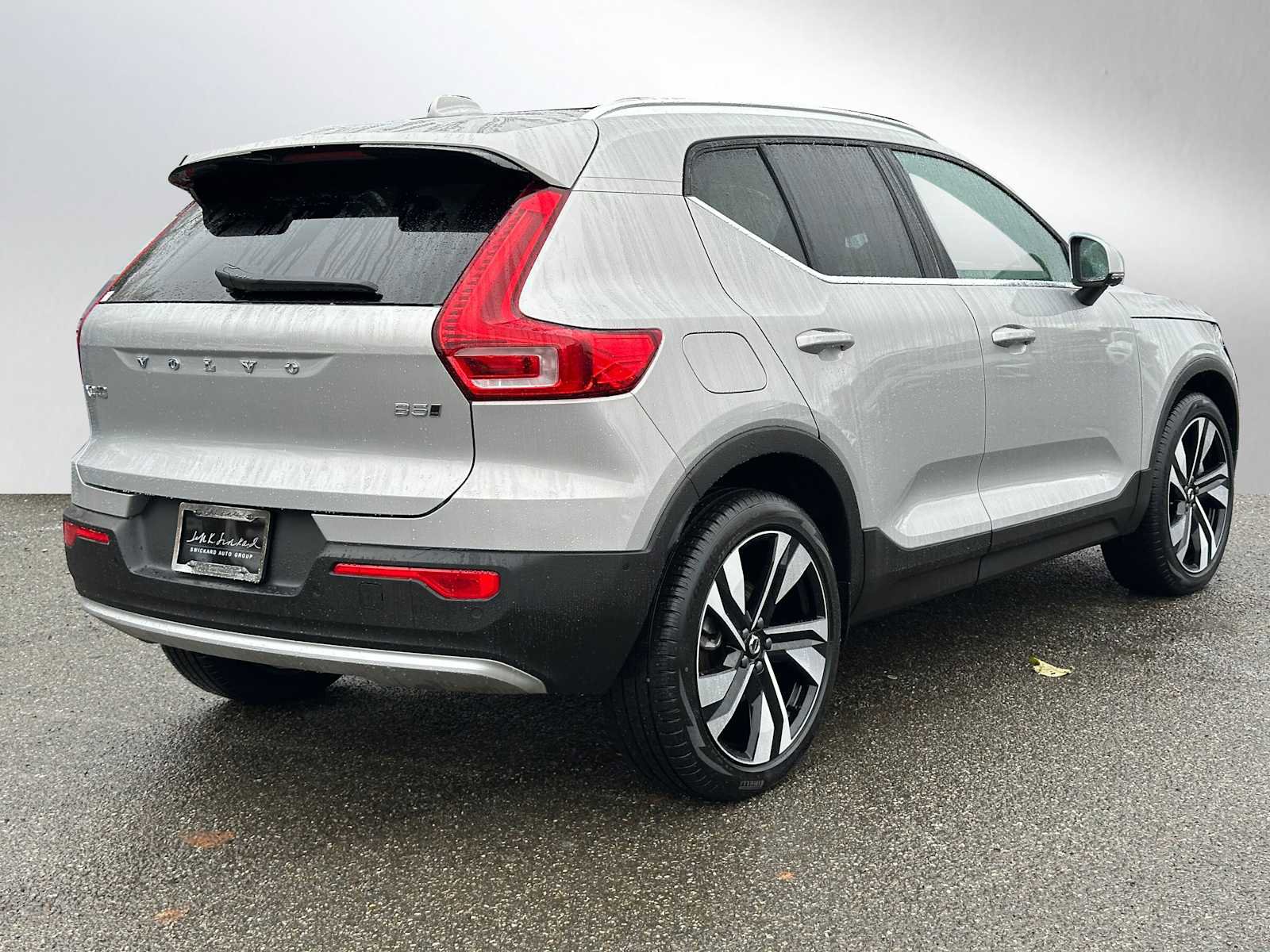 Used 2025 Volvo XC40 B5 Plus w/ Climate Package image 3