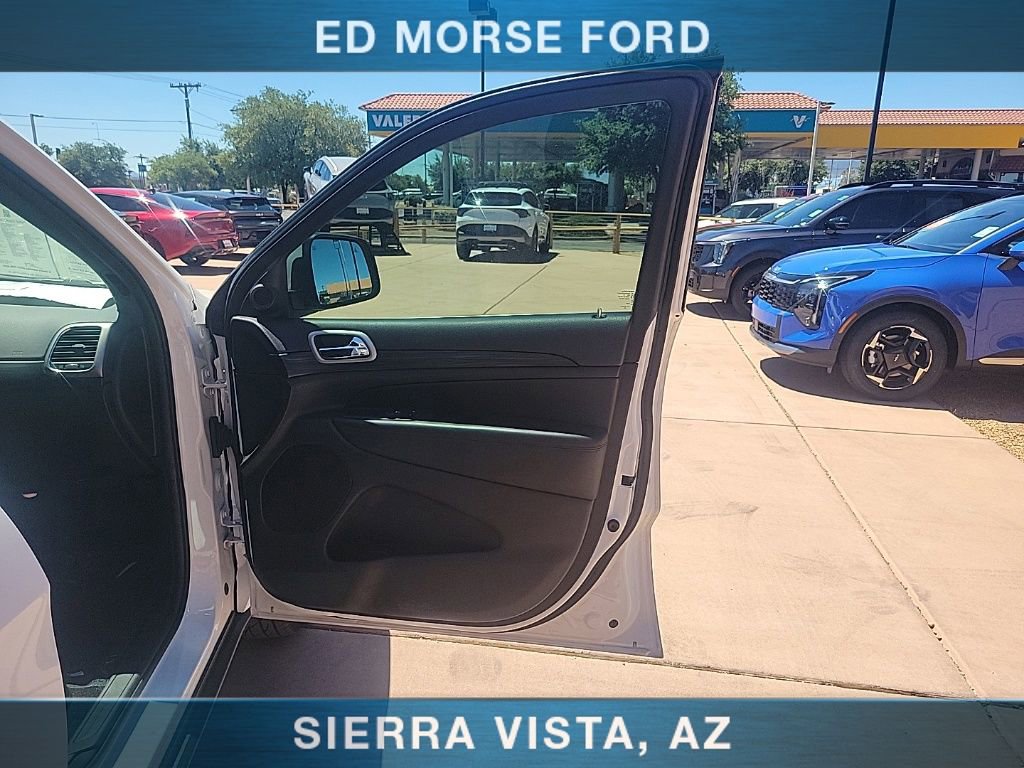 Used 2020 Jeep Grand Cherokee Laredo AWD/4WD image 16