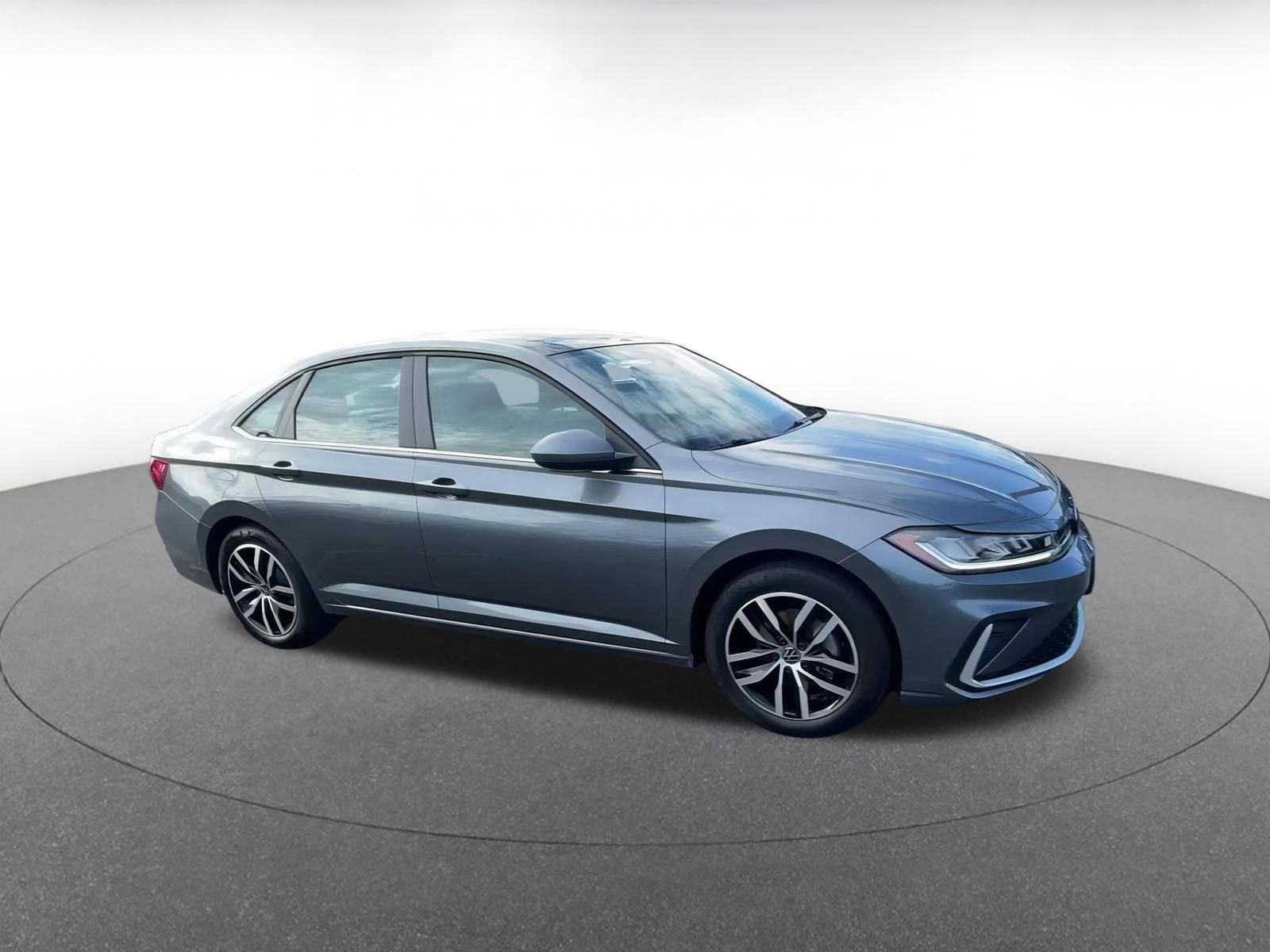 Used 2025 Volkswagen Jetta SE image 2