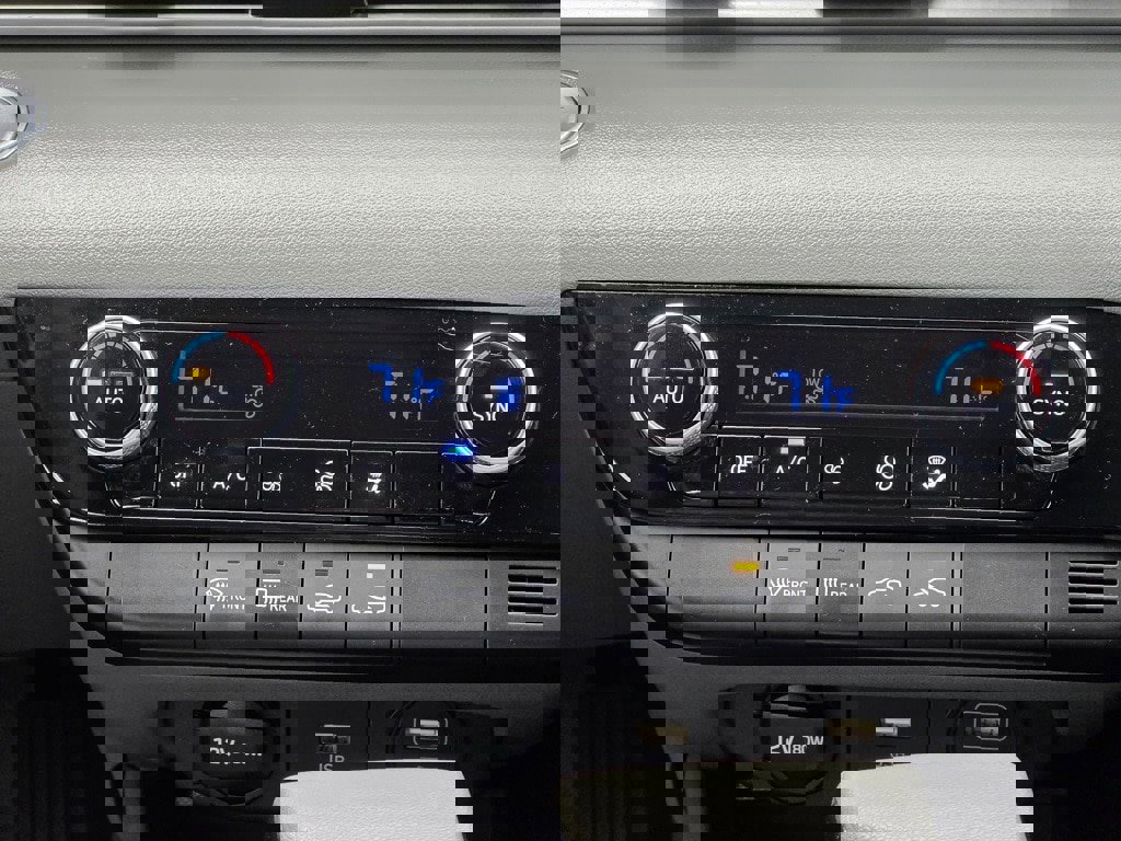 Used 2023 Hyundai Elantra SEL w/ Cargo Package image 13